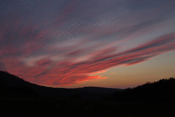 山の日 日没の空の端に劇的な空 — ストック写真