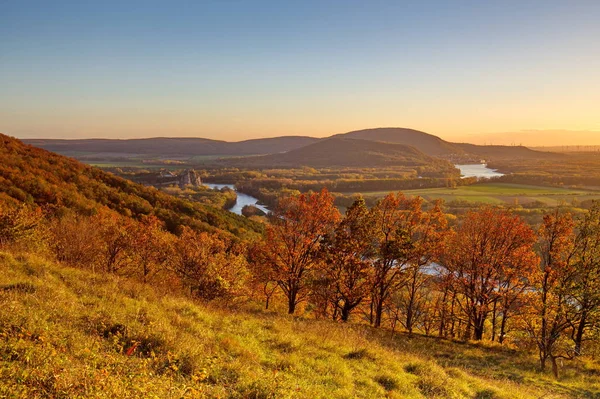 Podzimní Slunečný Den Jasnou Oblohou Zobrazit Zřícenina Hradu Barevné Pozemků Stock Fotografie