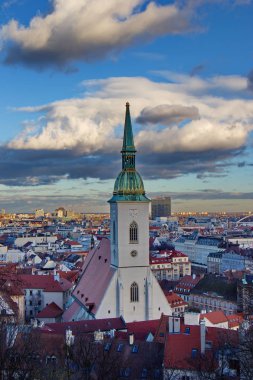 akşam, Slovakya Saint Martin Kilisesi ve Bratislava şehir görünümü