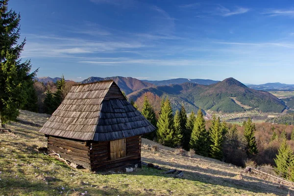 古い木造の待合い所スロバキア田舎の牧草地の山の牧草地で — ストック写真