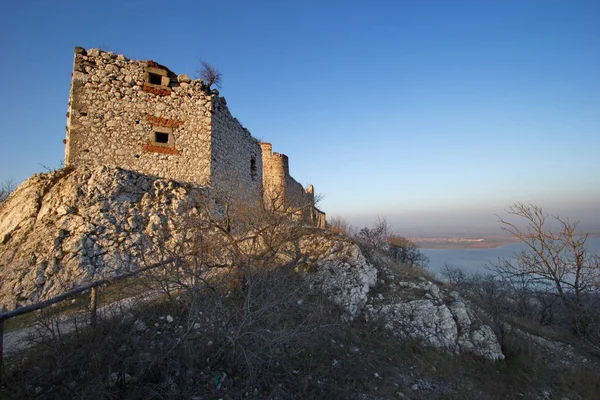 日没時間 Devicky モラビア チェコ共和国の湖のレベルの上の古城遺跡 — ストック写真