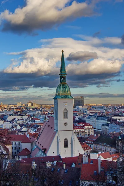 Vista Sobre Iglesia San Martín Ciudad Bratislava Por Noche Eslovaquia Fotos De Stock