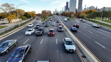 Chicago, Illinois, ABD - 24 Temmuz 2025: Otoyol trafiği. Autumn City otoyolu. Şehir trafiği. Arabalı yol. Şehir yolu araba dolu. Seyahat güzergahı. Şehir yolu otoyolu..