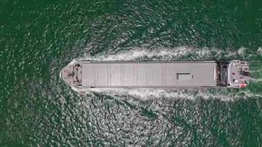 Kargo işi. Boş mavna. Denizde konteynırı olan kargo gemisi, hava manzaralı. Konteynır için kargo gemisi. Kargo gemisi limandan ayrılıyor. Konteynır lojistik gemisi. Dışarıya ve içeriye aktar.