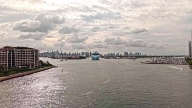 Yaz tatilinde gemi turu. Gemi şirketi. Gemi turu. Gemi denizde seyahat ediyor. Denizlerin simgesi gemi yolculuğu..