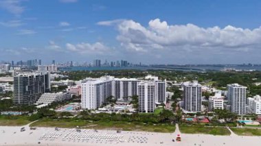 Miami 'de kumsalda güneşli yataklı, okyanus dalgalı bir plaj. Muhteşem manzaralı Miami Beach cenneti. Güney Sahili Miami cankurtaranı. Miami 'de huzurlu deniz kenarı inzivası