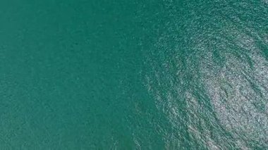 Idyllic yaz tatili. Karayip Denizi. Hava görüntüsü. Dalgalı yüzey. Deniz suyu yüzeyi. Okyanusun dalgalı suyu. Aquamarine okyanus doğası. Güneş ışığında parlayan turkuaz deniz suyunun arka planı.