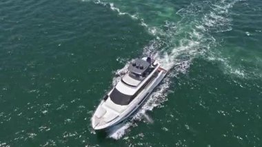 Lüks tekne yatı. Sürat teknesi denizde. Denizdeki lüks özel yat. Motorlu yat lüks gemi. Tekne motorlu antenleri. Yaz tatili. Hava manzaralı motorlu tekne. Yat teknesi açık okyanus turu.