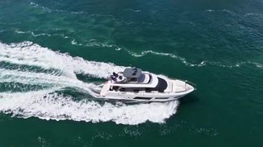 Denizdeki lüks özel yat. Motorlu yat lüks gemi. Tekne motorlu antenleri. Yaz tatili. Hava manzaralı motorlu tekne. Yat teknesi turu. Lüks tekne yatı. Sürat teknesi denizde. Yat kaçışı..