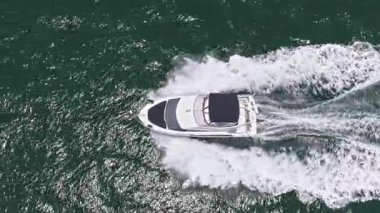 Tekne turizmi. Lüks bir yaşam tarzı. Yaz tatili. Denizde yat. Sefer teknesi denizde yüzüyor. Motorlu teknenin üst görüntüsü. Denizde lüks tekne motorlu yatı. Sakin deniz.