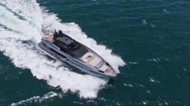 Yaz tatili. Denizdeki motorlu yat. Tekne gezisi. Seyahat güzergahı. Denizde bir tekne. Yat deniz yolculuğuna başlıyor. Denizdeki lüks yatın deniz manzarası. Lüks yat 4K görüntüsü. Yüzen tekne.