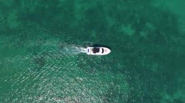 Yat deniz yolculuğuna başlıyor. Denizdeki lüks yatın deniz manzarası. Lüks yat 4K görüntüsü. Yaz tatili. Denizdeki motorlu yat. Tekne gezisi. Seyahat güzergahı. Denizde bir tekne. Motorlu tekne gezisi.