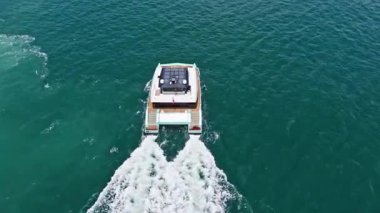 Sürat teknesi turizmi. Lüks tekne yatı. Denizdeki sürat teknesi. Yaz tatili. Lüks bir yat kiralama şirketi. Motorlu yat lüks gemi. Tekne motorlu yat anteni. Yat yelkeni.