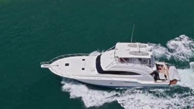 Lüks bir yat kiralama şirketi. Motorlu yat lüks gemi. Tekne motorlu yat anteni. Sürat teknesi turizmi. Lüks tekne yatı. Denizdeki sürat teknesi. Yaz tatili..