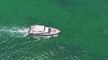 Tekne gezisi. Seyahat güzergahı. Denizde bir tekne. Yat deniz yolculuğuna başlıyor. Denizdeki lüks yatın deniz manzarası. Lüks yat 4K görüntüsü. Yaz tatili. Denizdeki motorlu yat. Klasik tekne..