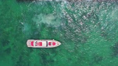 Denizdeki lüks yatın deniz manzarası. Lüks yat 4K görüntüsü. Yaz tatili. Denizdeki motorlu yat. Tekne gezisi. Seyahat güzergahı. Denizde bir tekne. Yat deniz yolculuğuna başlıyor. Motorlu tekne dalgaları.