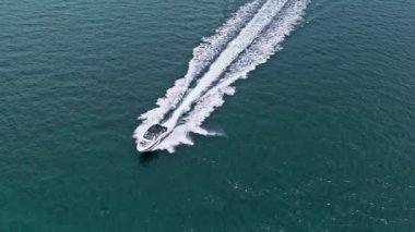 Denizdeki lüks yatın deniz manzarası. Lüks yat 4K görüntüsü. Yaz tatili. Denizdeki motorlu yat. Tekne gezisi. Seyahat güzergahı. Denizde bir tekne. Yat deniz yolculuğuna başlıyor. Tekne gezisi.