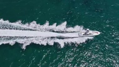 Tekne gezisi. Seyahat güzergahı. Denizde bir tekne. Yat deniz yolculuğuna başlıyor. Denizdeki lüks yatın deniz manzarası. Lüks yat 4K görüntüsü. Yaz tatili. Denizdeki motorlu yat. Dalgalar üzerinde tekne.