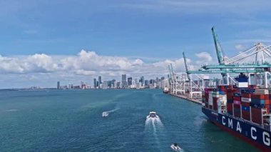 Miami, Florida, ABD - 30 Mayıs 2025 Kargo gemisi Hamburg Sud Miami 'de konteynırla dolduruldu. Nakliye konteynırı. Kargo konteynırlı Miami hava limanı. İhraç ve ithalat. Miami Limanı.