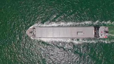 Kargo işi. Boş mavna. Denizde konteynırı olan kargo gemisi, hava manzaralı. Konteynır için kargo gemisi. Kargo gemisi limandan ayrılıyor. Konteynır lojistik gemisi. Dışarıya ve içeriye aktar.