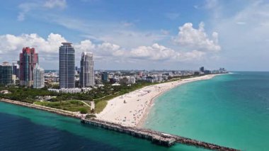 Miami gökdelenleri kıyı şeridinin yukarısında. Miamis kıyı manzarası yukarıdan. Miami kıyı şeridinin en üst manzarası. Miami sahili ve okyanusunun havadan görünüşü. Tropikal Miami kıyısı