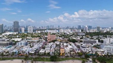 Miami sahili ve okyanusunun havadan görünüşü. Kristal berraklığında okyanusu olan Miami sahili. Meşhur Miami silueti. Miami okyanus hattı. Miamis kumlu plajlarının manzaralı görüntüsü.