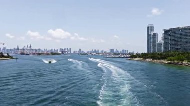 Yaz tatili. Denizde yat. Sefer teknesi denizde yüzüyor. Motorlu teknenin üst görüntüsü. Denizde lüks tekne motorlu yatı. Tekne turizmi. Lüks bir yaşam tarzı. Beyaz yelkenler.