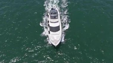 Lüks bir yaşam tarzı. Yaz tatili. Denizde yat. Sefer teknesi denizde yüzüyor. Motorlu teknenin üst görüntüsü. Denizde lüks tekne motorlu yatı. Tekne turizmi. Deniz kaçışı.