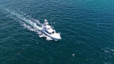 Denizdeki lüks özel yat. Motorlu yat lüks gemi. Tekne motorlu antenleri. Yaz tatili. Yüzen yat. Hava manzaralı motorlu tekne. Yat teknesi turu. Lüks tekne yatı. Sürat teknesi denizde yelken açıyor.