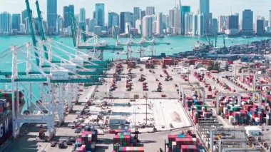 Miami, Florida, ABD - 02 Nisan 2025 Port Miami. Konteynır yükleniyor. İhraç ve ithalat. Kargo işi. Limanda konteynır ve hava manzaralı kargo hizmetleri. Yük konteynırı. Geçiş terminali.