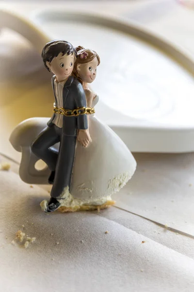 Bride and groom, modern and nice cake topper
