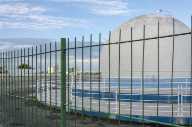 Kubbeli Itajai, Brasil, modern mavi gökyüzü ile bina