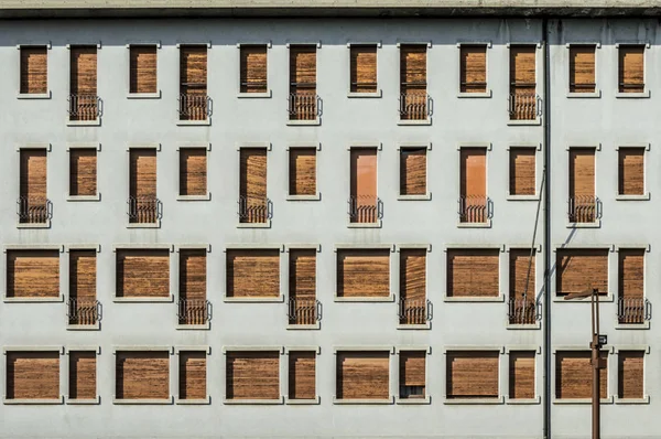 Бетонный Фасад Серией Фасадов Окон Небольших Балконов — стоковое фото