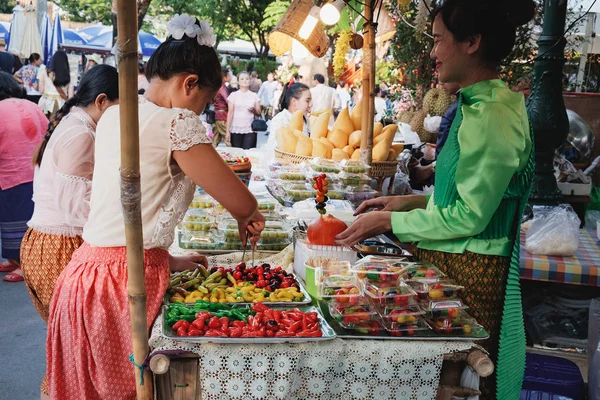 ロイヤル プラザ プラザ ドゥシット区 バンコクの隣にサナム Suea 近くフェアでショップのバンコク タイ王国 2018 多色タイのデザート — ストック写真