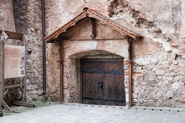 Αρχαία Ξύλινη Πύλη Μεταλλικές Αρθρώσεις Στο Corvin Κάστρο Χουνεντοάρα Της — Φωτογραφία Αρχείου