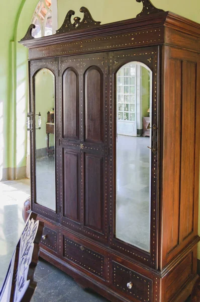 印度果阿 2012年11月16日 印度果阿梅内塞斯布拉甘萨的内部 旧的老式衣柜与镜子 — 图库照片