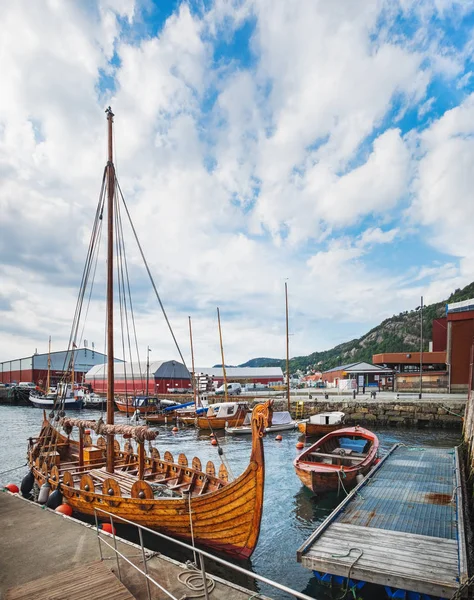 Pier Van Oude Stad Met Oude Boten Zeilschip Historische Wijk — Stockfoto