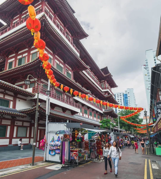 観光客が仏の歯の遺物の寺 シンガポールよりも近くの中華街の商店街を訪れるシンガポール シンガポール 2018 — ストック写真