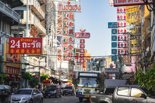 Bangkok Thailand December 2015 Busy Traffic Yaowarat Road Yaowarat Famous — Stock Photo, Image