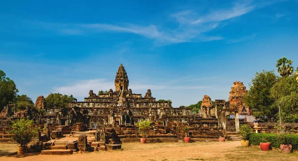 游客享受 Prasat Bakong 这是一个小寺庙在吴哥复杂 柬埔寨 古老的高棉建筑 著名的柬埔寨地标 世界遗产 — 图库照片