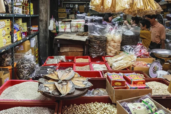 バンコク タイ王国 2018 干し魚 チャイナタウン バンコク タイのストリート マーケットでの販売のためのボックスに他の干物各種 — ストック写真