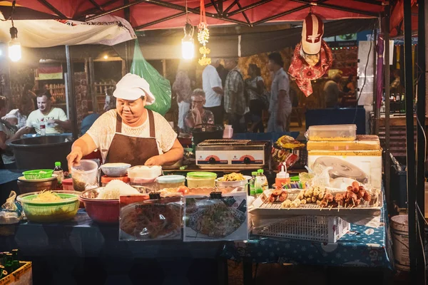 Khao Lak 2018 タイ女性カオラック タイの通り夜市場で販売のためのスパイシーなパパイヤ サラダを調理します 通り料理は伝統とタイのユビキタス — ストック写真