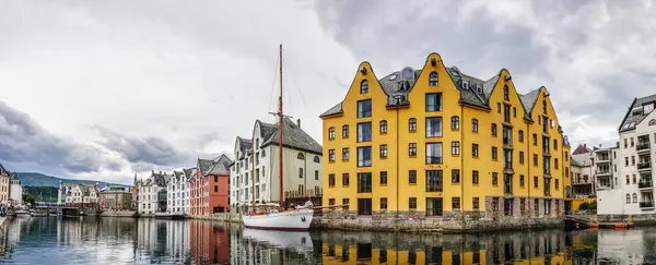 Iates Barcos Beira Mar Cidade Alesund Arquitetura Antiga Centro Cidade — Fotografia de Stock