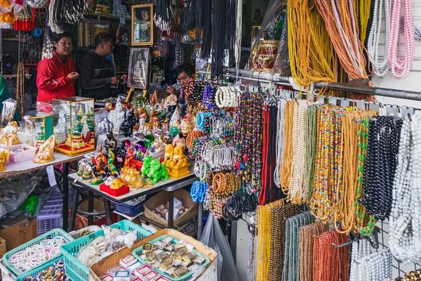 バンコク タイ王国 2018 活気に満ちた民族ネックレスやブレスレット ラット ロード バンコク タイの観光エリアのアウトドア ショップの販売のための人工と自然の宝石から — ストック写真