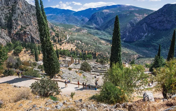 Туристы Посещают Храм Аполлона Дельфах Центральная Греция — стоковое фото