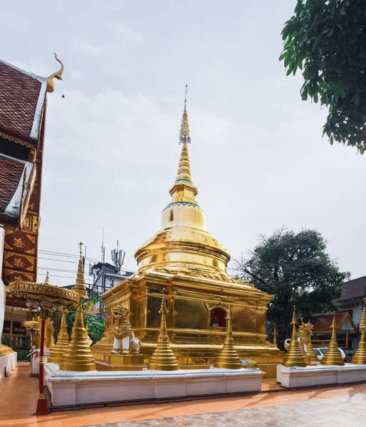Típica Estupa Dorada Wat Phra Sing Chiang Rai Norte Tailandia —  Fotos de Stock