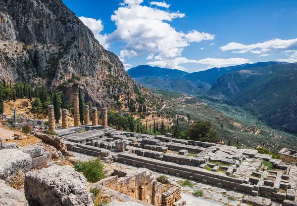 Туристи Відвідують Храму Аполлона Delphi Центральна Греція — стокове фото