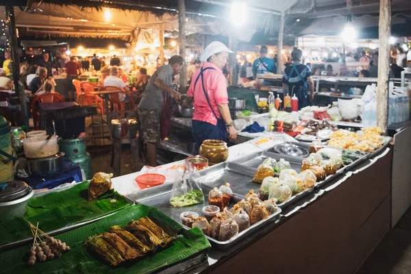 Khao Lak 2018 タイの女性の夜市でカオ カオラック タイのスパイシーな伝統的なタイ料理を販売します 通り料理は伝統とタイのユビキタス — ストック写真