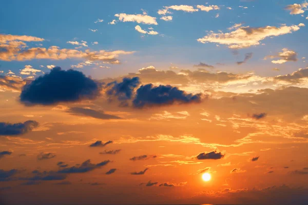 Beau Ciel Couchant Dessus Des Nuages Avec Une Lumière Orange — Photo