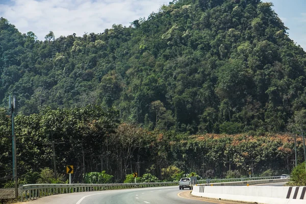 アスファルトの道路 熱帯林 山地付近のカオ ソック国立公園 スラタニ — ストック写真